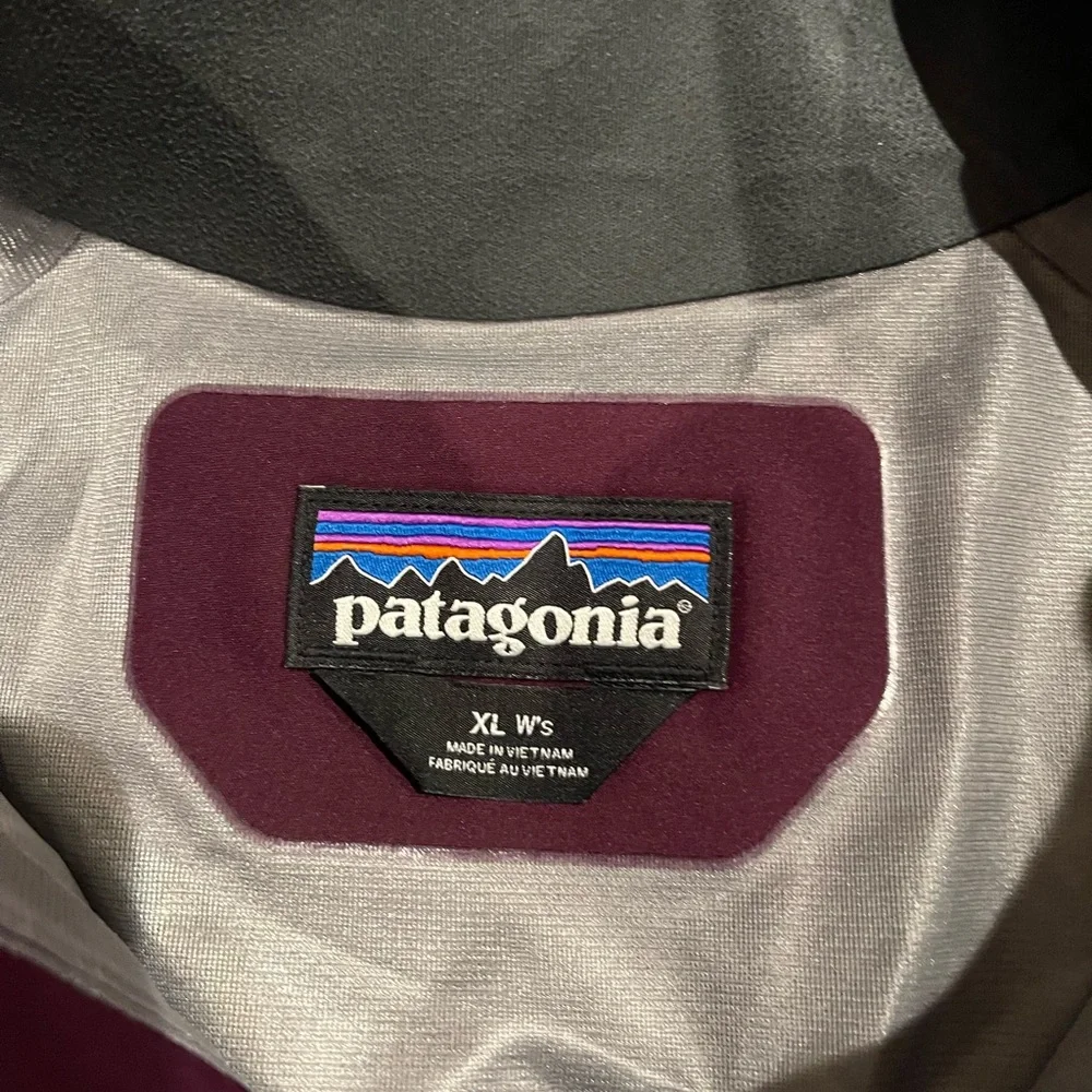 Patagonia Women’s XL Rain Jacket Goretex - Picture 4 of 7